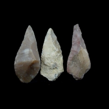 a-collection-of-ten-10-chert-stone-arrow-heads-vakhsh-culture_x6707b