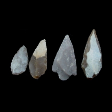 a-collection-of-ten-10-chert-stone-arrow-heads-vakhsh-culture_x6710c