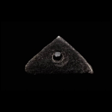 bactrian-triangular-hardstone-seal-with-double-headed-animal_x3581b