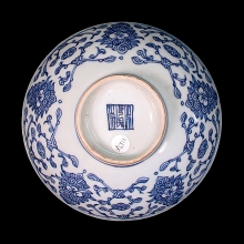 chinese-blue-and-white-glazed-ceramic-bowl-with-floral-design_x6812b
