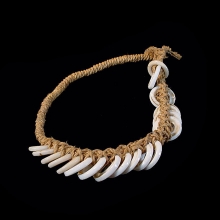 highlands-necklace-made-of-woven-fibre-and-glass-discs_t6281b