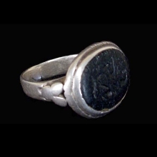 islamic-engraved-silver-ring-with-black-stone-bezel-showing-benedictory-text-from-the-koran_x5727c